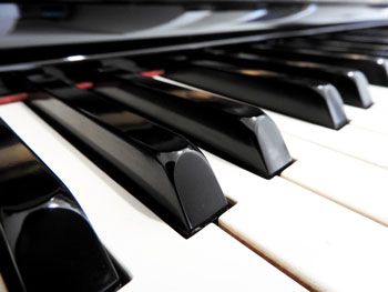 ピアノの調律は忘れずに。ピアノ線の結露に注意して下さい。日頃から、出来るだけピアノを設置しているお部屋の湿度管理や、 結露等を起こさないよう気を使ってあげてください。